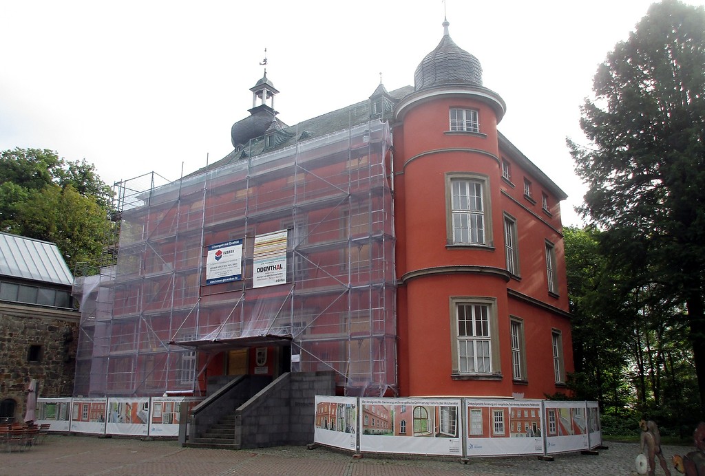 Ansicht des in Renovierung befindlichen Hautpgebäudes von Burg Wissem in Troisdorf (2016).