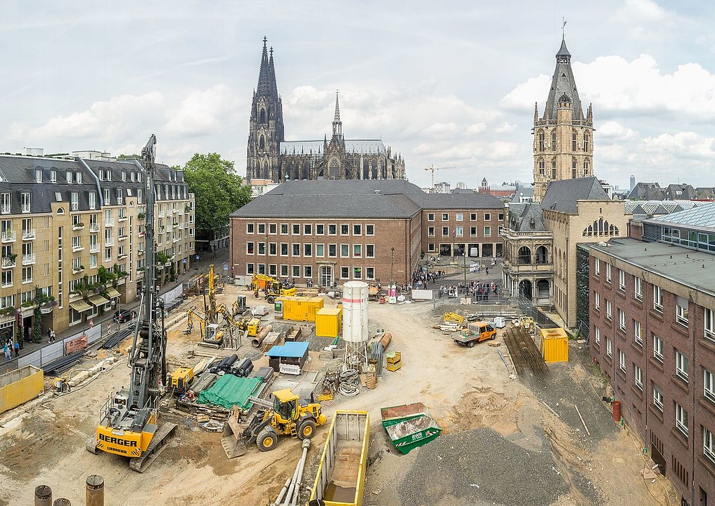 Blick von Süden auf den Kölner Rathausplatz und die Baustelle der Archäologischen Zone, zentral im Bild der "Spanische Bau" des Rathauses, rechts der Rathausturm und im Hintergrund der Dom (2016)