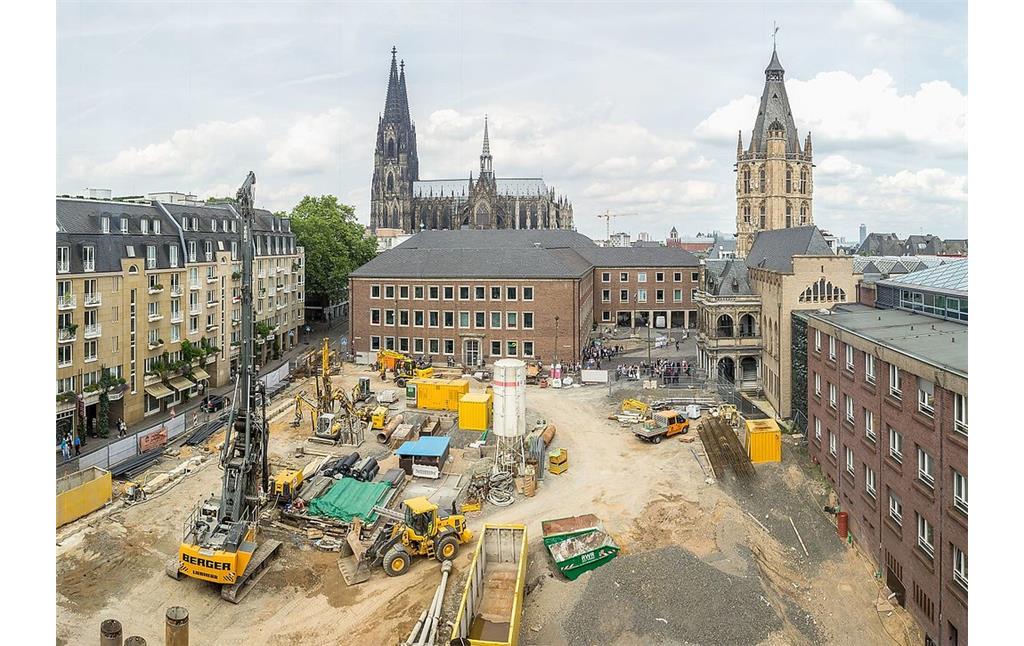 Blick von Süden auf den Kölner Rathausplatz und die Baustelle der Archäologischen Zone, zentral im Bild der "Spanische Bau" des Rathauses, rechts der Rathausturm und im Hintergrund der Dom (2016)