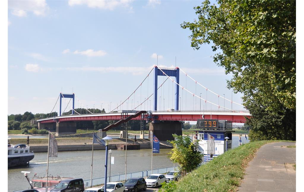 Die Duisburger Friedrich-Ebert-Straßenbrücke über den Rhein zwischen den Stadtteilen Ruhrort und Homberg (2016), Ansicht von Süden, rechts im Bild der Pegel. Die heutige Brücke ist das Nachfolgebauwerk der 1904/07 erbauten und 1945 zerstörten Admiral-Scheer-Brücke.