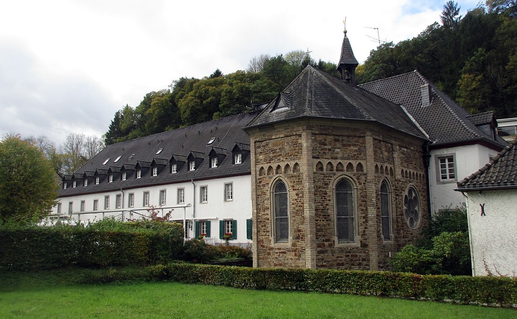 Die um 1220/25 gebaute Markuskapelle der Abtei Altenberg, links dahinter die Gastwirtschaft "Altenberger Hof" (2017).