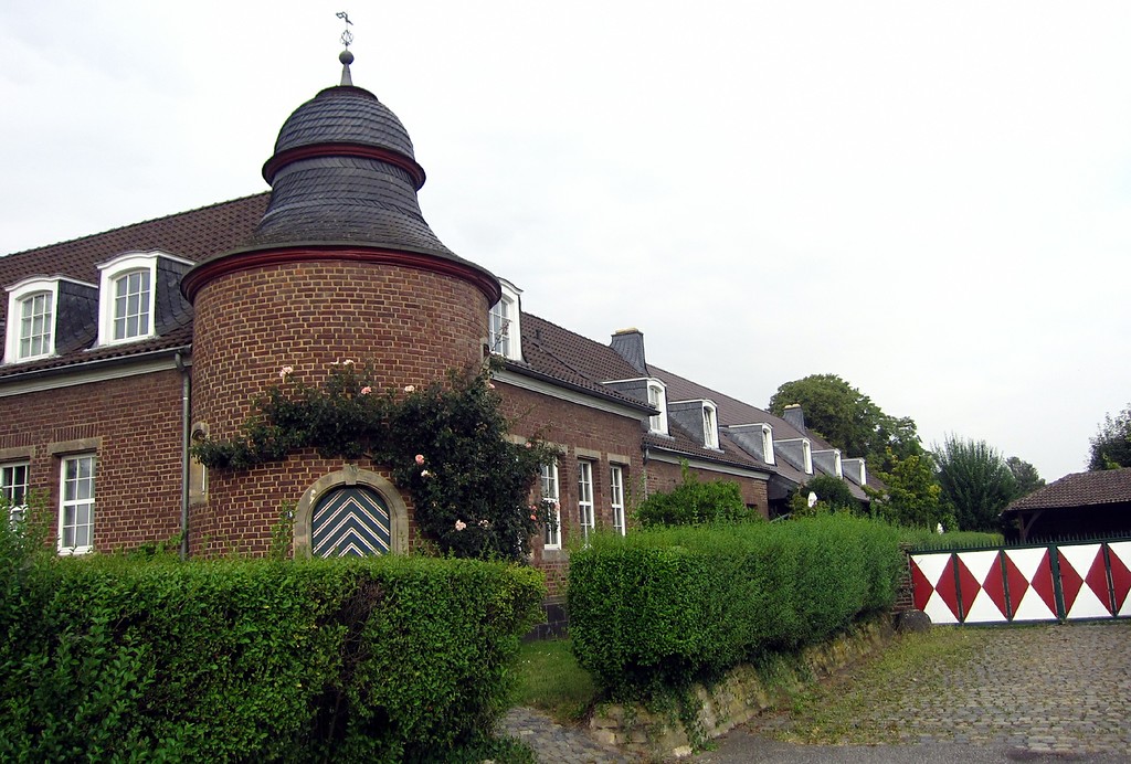 Gebäude der früheren Wasserburg Neu-Hemmerich, heute Gutshof, in Frechen-Bachem (2013)