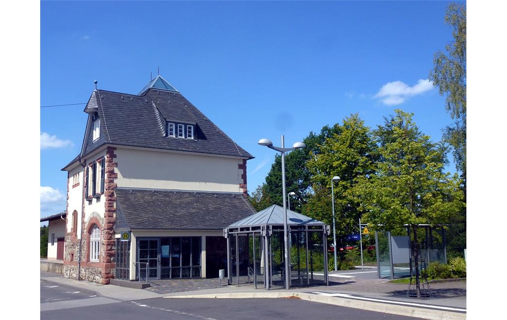 Empfangsgebäude des Bahnhofs Emmelshausen mit angebautem Güterschuppen (2014)