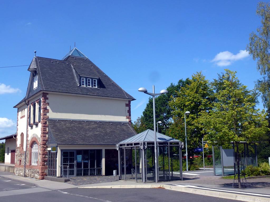 Empfangsgebäude des Bahnhofs Emmelshausen mit angebautem Güterschuppen (2014)