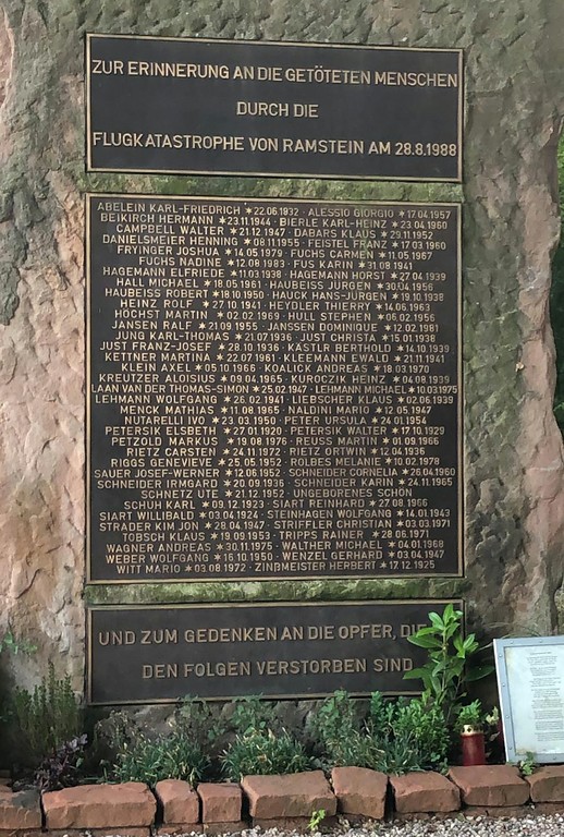 Tafeln auf dem Gedenkstein zur Flugtagkatastrophe von 1988 in Ramstein-Miesenbach mit der Auflistung der Opfer des Unglücks (2019)