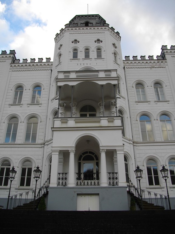 Teilansicht von Schloss Balmoral in Bad Ems mit dem Haupteingang auf der Nordseite (2008)