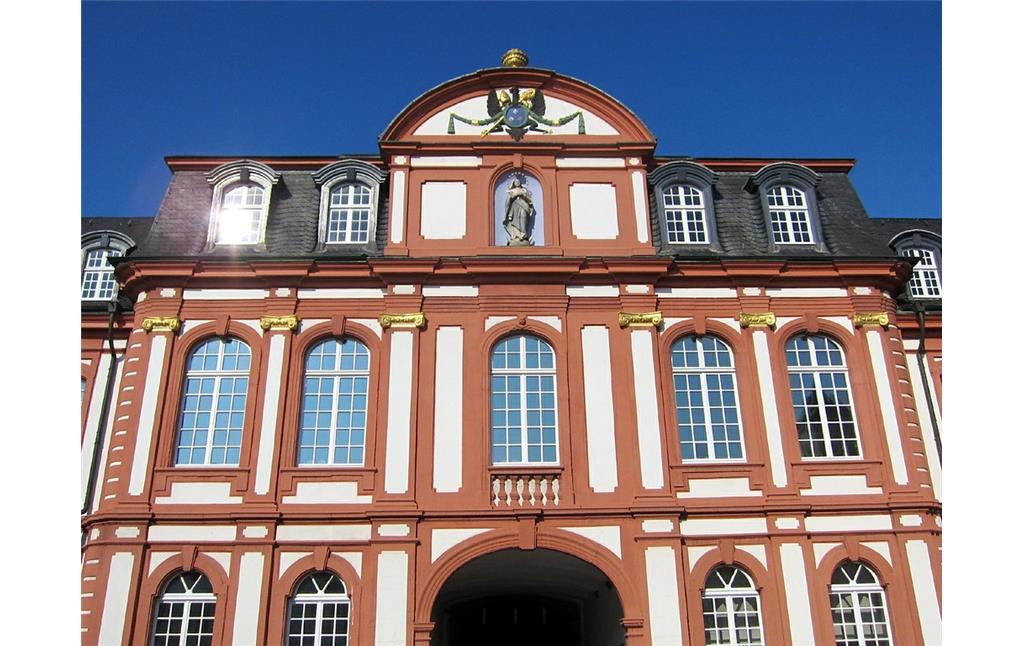 Ehemalige Benediktinerabtei Brauweiler, Fassade über dem heutigen Haupteingang zum Innenhof (2011).