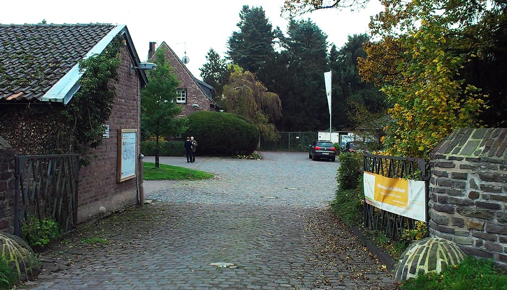 Der Bereich der Einfahrt im Norden der Hofanlage von Gut Leidenhausen in Köln-Eil (2015).