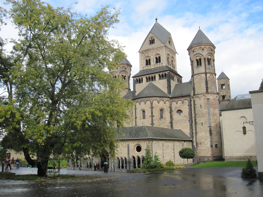 Westseite der Kirche der Benediktinerabtei Maria Laach mit dem davor befindlichen 'Paradies' (2010)