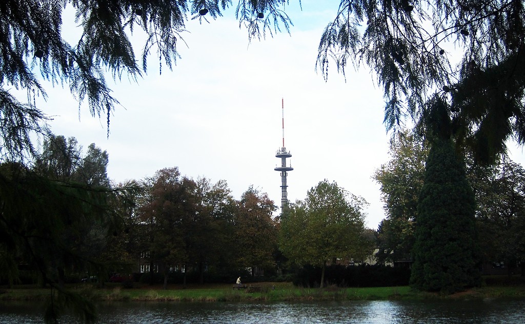 Blick über einen See im Schönwasserpark in Krefeld (2014).