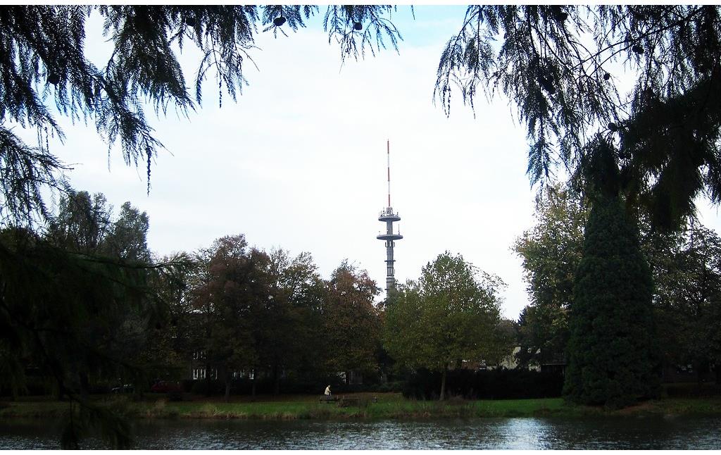 Blick über einen See im Schönwasserpark in Krefeld (2014).