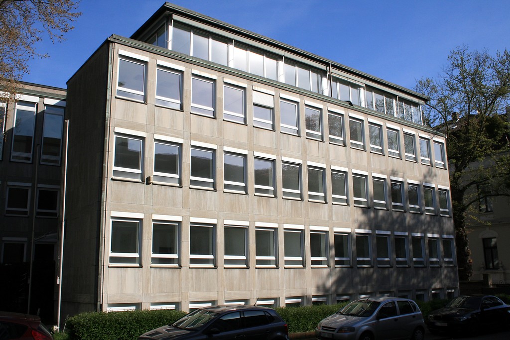 Das Bürogebäude Adenauerallee 131a / Ecke Kaiser-Friedrich-Straße im Bonner Regierungsviertel (2015).