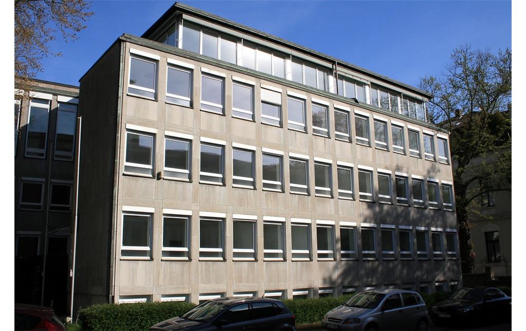 Das Bürogebäude Adenauerallee 131a / Ecke Kaiser-Friedrich-Straße im Bonner Regierungsviertel (2015).