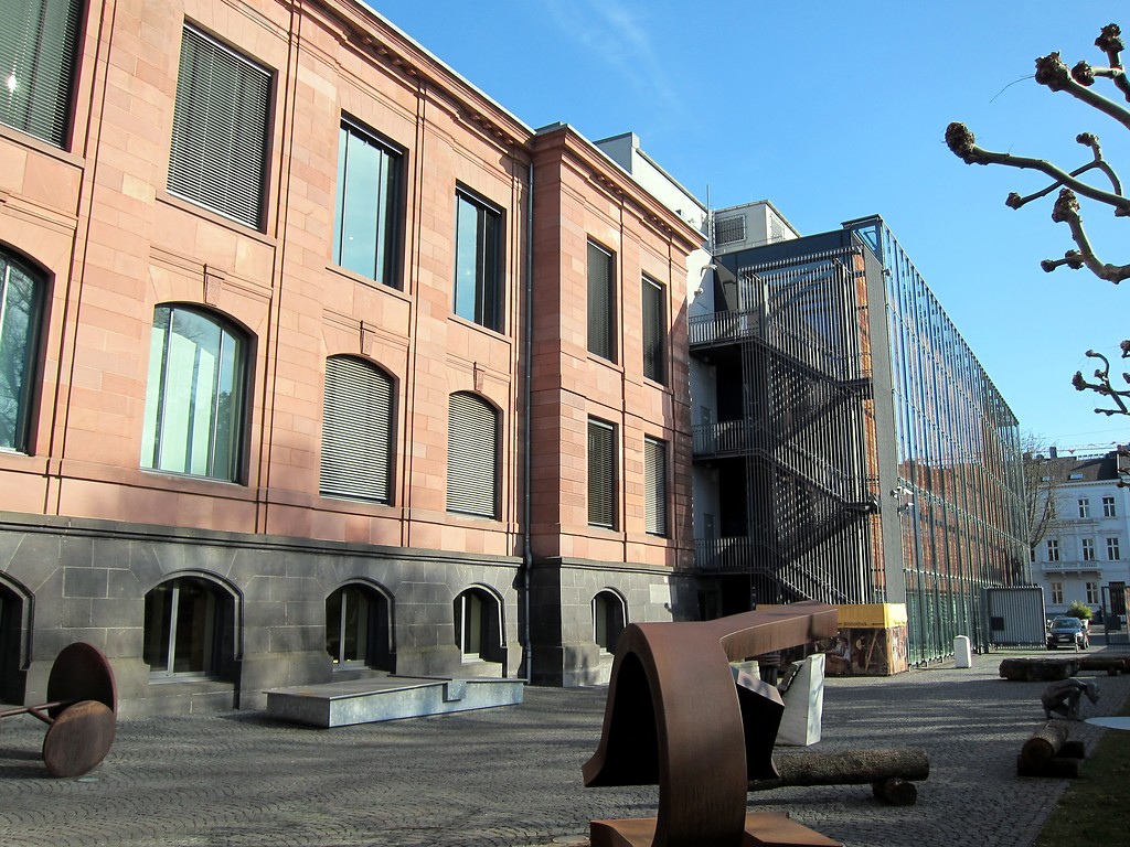 Westansicht des Gebäudes des LVR-LandesMuseums Bonn mit dem Skulpturenhof (2015)