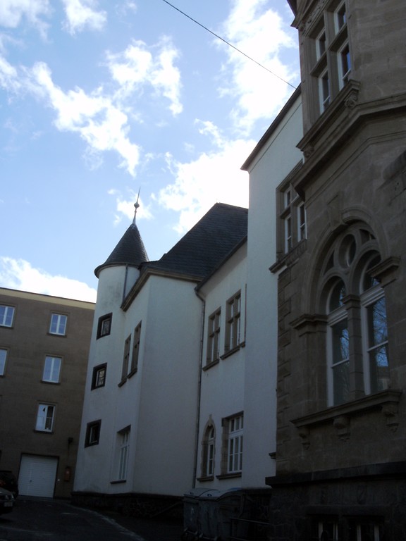 Teilansicht des ehemaligen Landratsamts Mayen, heute Fachhochschule für öffentliche Verwaltung Rheinland-Pfalz (2013).