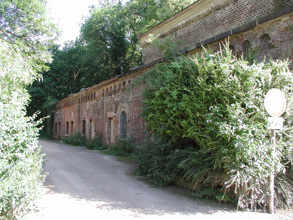 Erhaltener Teil des Fort VI (Deckstein) des äußeren preußischen Festungsgürtels in Köln-Lindenthal (2006).