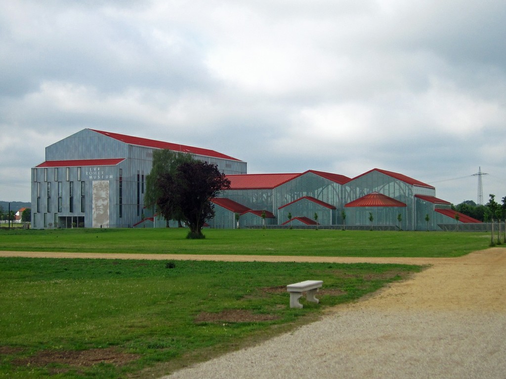LVR-RömerMuseum (links) und Schutzbau der Großen Thermen (rechts) im LVR-Archäologischen Park Xanten aus nordöstlicher Blickrichtung (2013).