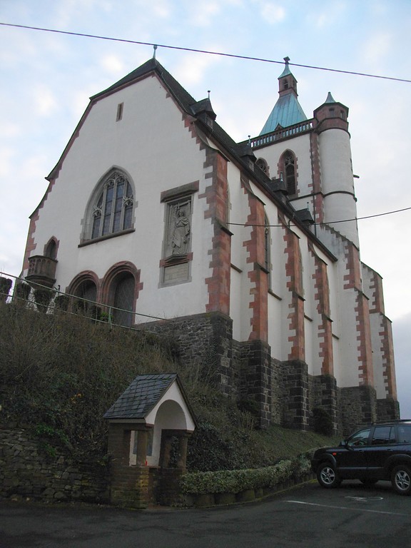 Die katholische Allerheiligenkapelle auf dem Allerheiligenberg in Niederlahnstein von Norden aus gesehen (2008) mit einem Bildstock im Vordergrund