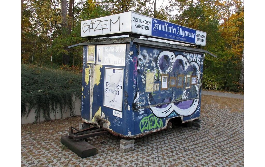 Das seit den 1970er-Jahren bis 2021 in Bonn betriebene Zeitungsbüdchen "Das blaue Achteck" am 27. Oktober 2021, unmittelbar nach seinem Transport das LVR-Freilichtmuseum Kommern, wo es seiner weiteren Verwendung entgegensieht.