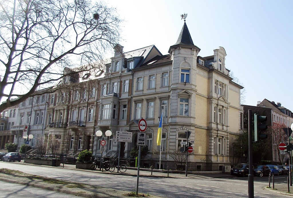 Das 1889/90 erbaute dreigeschossige Eckwohnhaus an der Ecke Adenauerallee / Arndtstraße in Bonn-Gronau (2022).