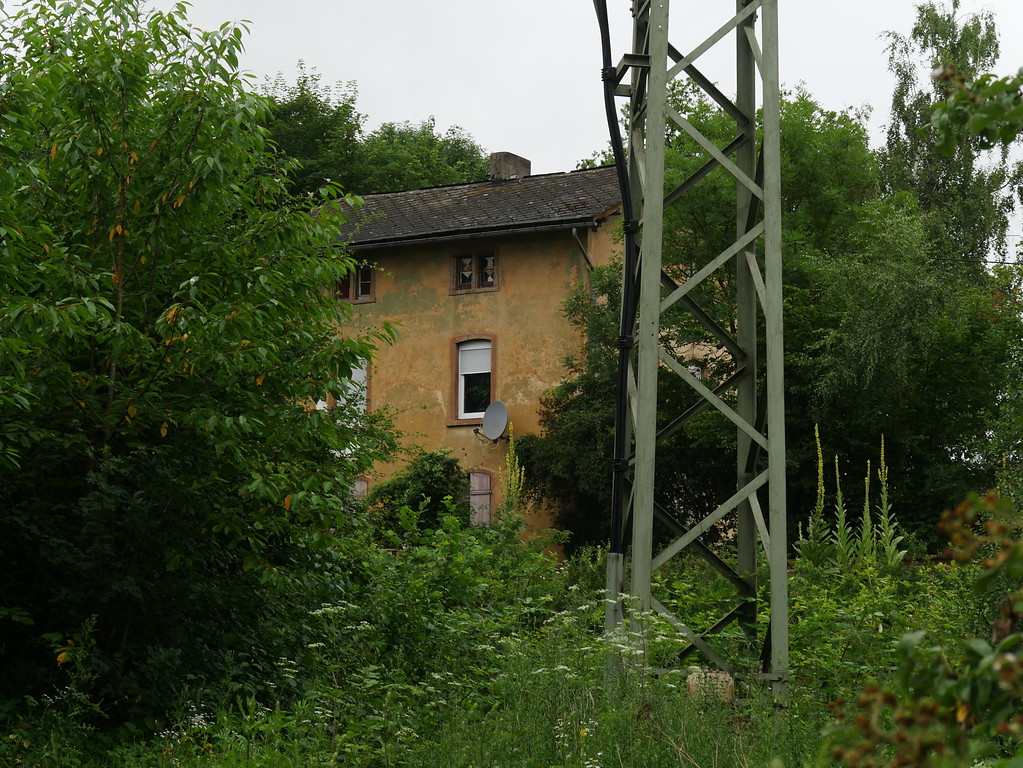 Nordansicht des Streckenwärterhauses in Runkel (2017)