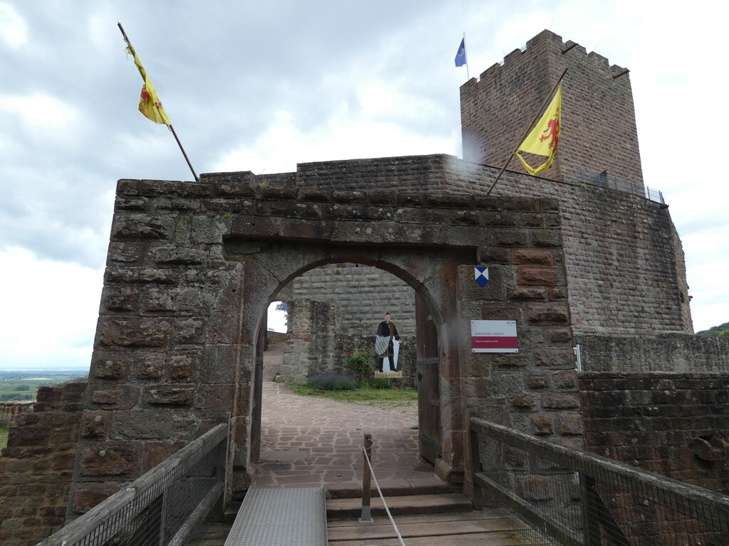 Zugang zur Burgruine Landeck (2022)
