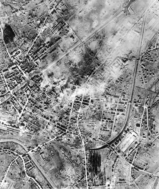 Luftbild des Stadtgebiets von Zweibrücken vom 15. März 1945