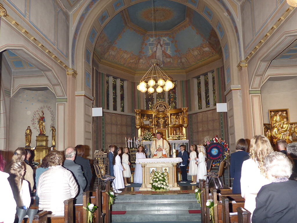 Feierliche Erstkommunion in der Pfarrkirche Maria Geburt in Berglicht (2022)