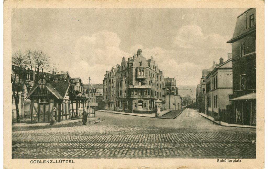 Historische Postkarte mit Blick über den Schüllerplatz auf den Maifelder Hof, links Andernacher Straße, rechts Neuendorfer Straße (1910)