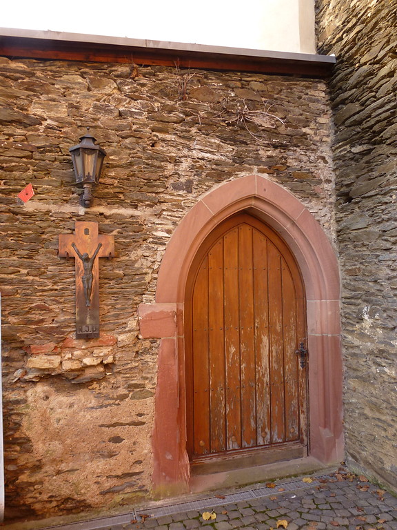 Michaelskapelle in Oberwesel (2016): Zugangstür zur Unterkirche unter der Kapelle.