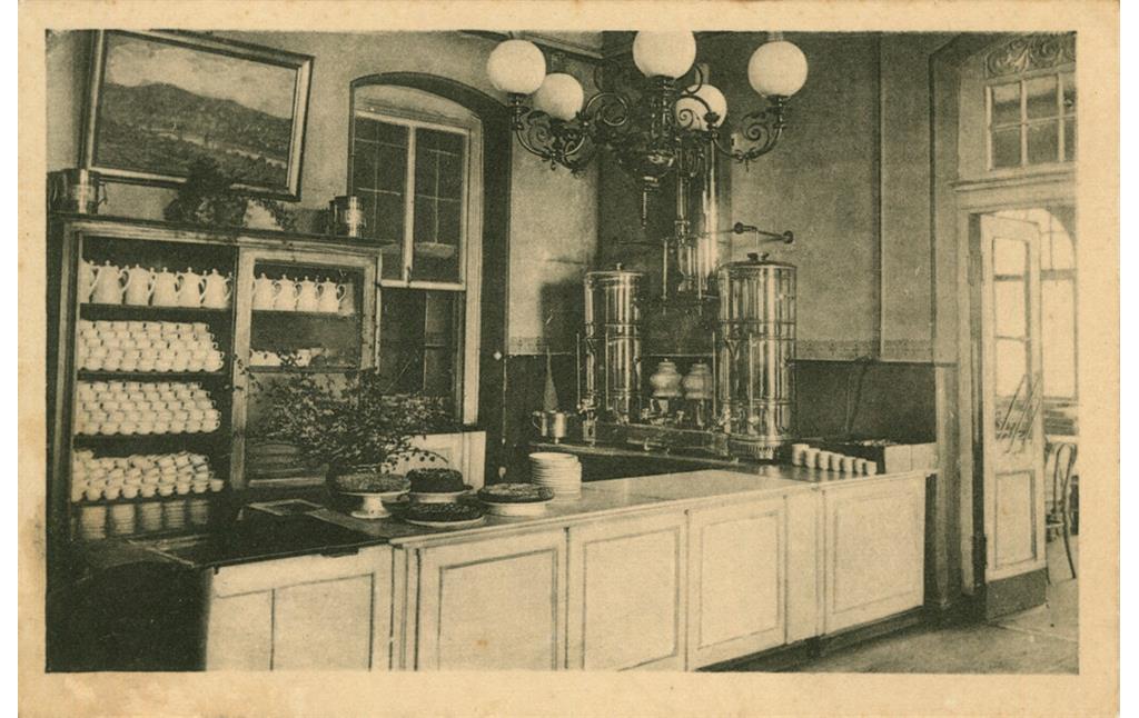 Historische Fotografie mit einem Blick auf die Theke im Cafe-Bereich im Berghotel Rittersturz bei Koblenz (1920er Jahre)