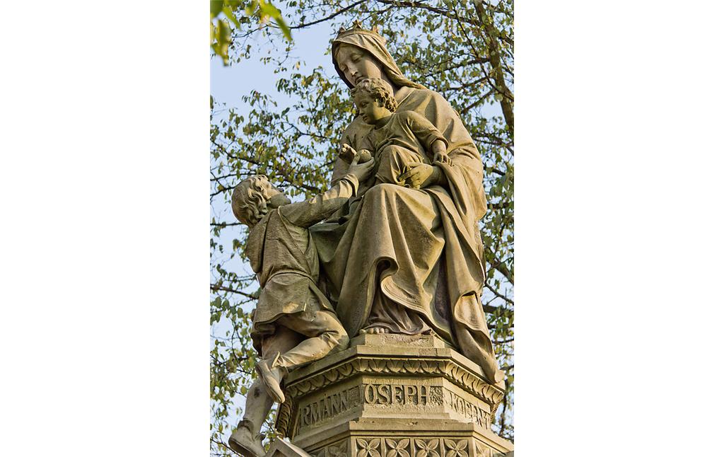 Figuren am Hermann-Josef-Brunnen am Waidmarkt in Köln: Das Jesuskind auf dem Schoß von Maria nimmt den Apfel von Hermann Joseph entgegen (2011).
