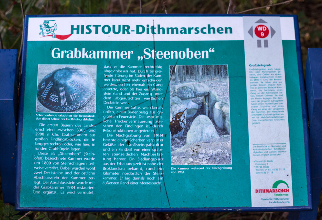 Fotoaufnahme der Beschilderung der Grabkammer "Steenoben" in Weddingstedt, Herbst 2019