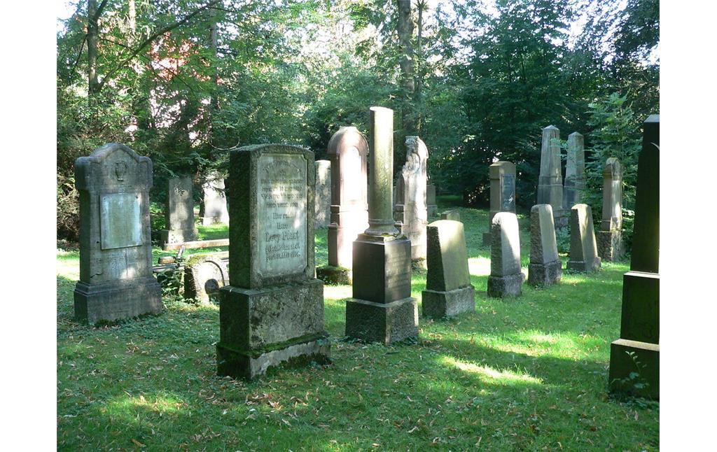 Grabsteine auf dem jüdischen Friedhof Am Ostglacis in Wesel (2007)