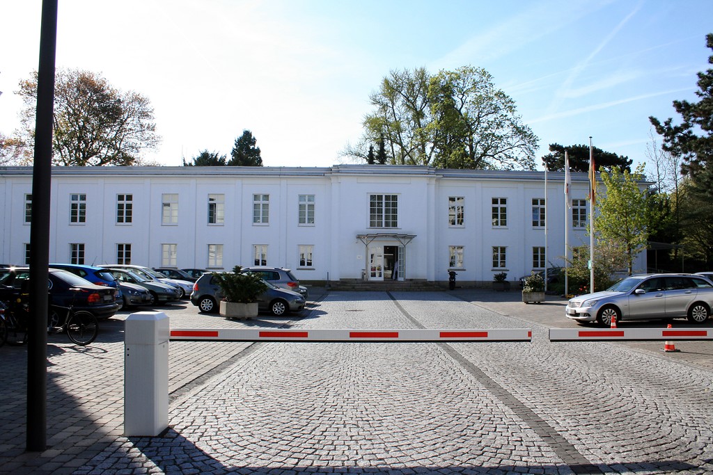 Verwaltungsgebäude Kaiser-Friedrich-Straße 16 im Park der Villa Hammerschmidt, heute Bundeskartellamt (2015)