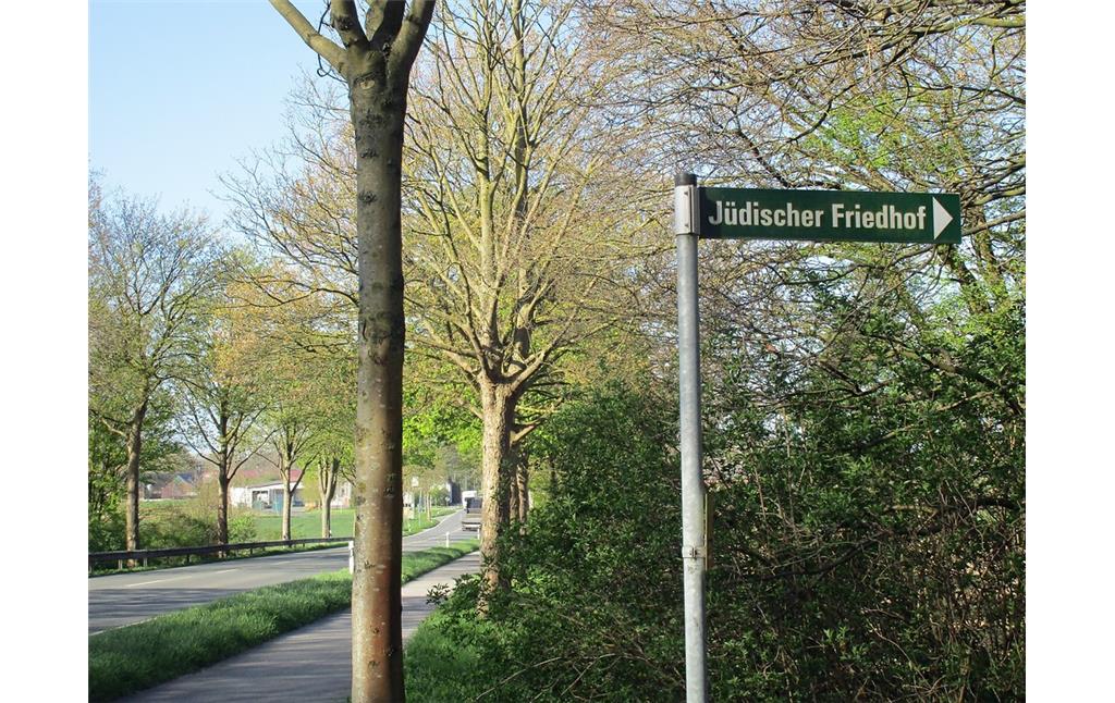 Der Weg zum Judenfriedhof "Bönninghardter Heide" bei Issum ist bereits von der Weseler Straße (Bundesstraße B 58) aus ausgeschildert (2016).