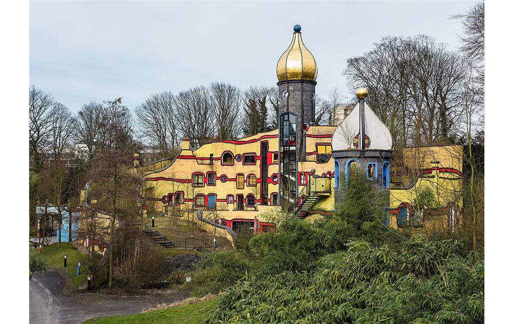 Das "Ronald McDonald-Haus" von Friedensreich Hundertwasser im Essener Grugapark (2016).