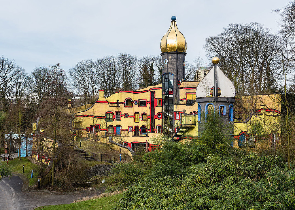 Das "Ronald McDonald-Haus" von Friedensreich Hundertwasser im Essener Grugapark (2016).