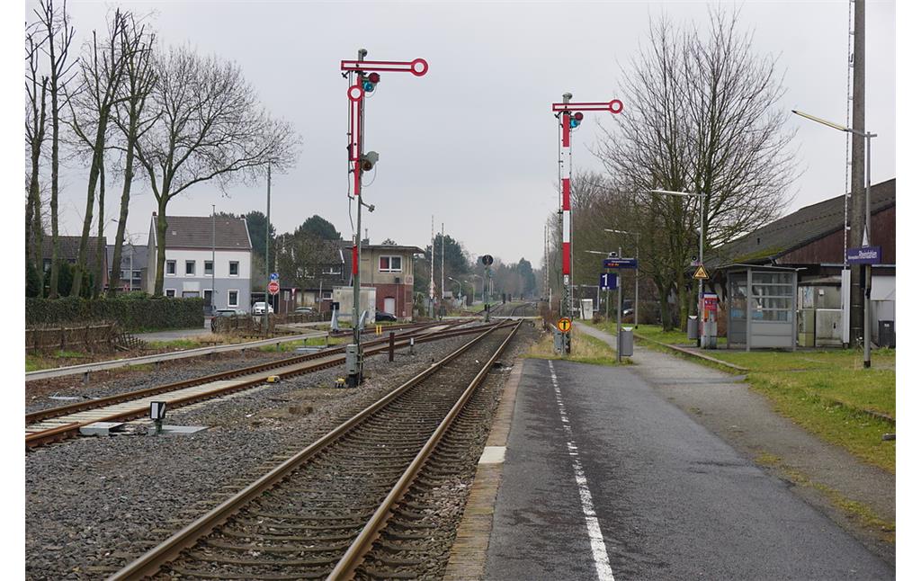 Bahnhof Mönchengladbach-Rheindahlen (2018). Bahnhofsgelände, Blick Richtung Rheydt, Ausfahrtsignale.
