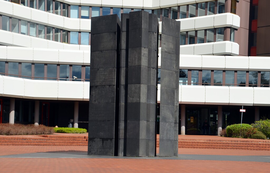 Die Basaltskulptur "Lichtdurchlässige Bündelsäule" vor dem Bundesverwaltungsamt in Köln-Riehl (2022), ein Werk des Künstlers Erwin Heerich (1922-2004).