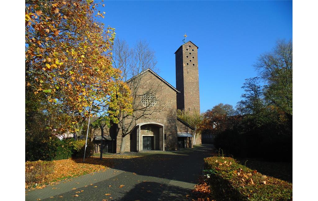 Die Kirche St. Albertus-Magnus, welche hinter dem "Krieler Dömchen" in Köln-Lindenthal liegt (2020).