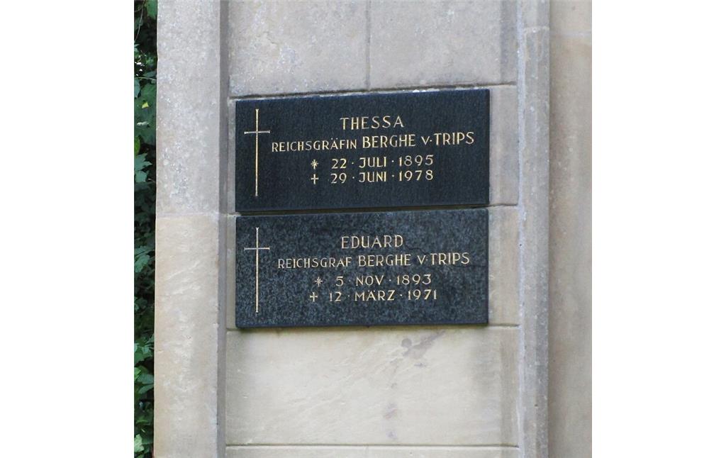 Die Grabtafeln für "Thessa Reichsgräfin Berghe v. Trips" und "Eduard Reichsgraf Berghe v. Trips" links des Eingangs zur 1857-1859 in Form einer neugotischen Kapelle erbauten Familiengruft auf dem Friedhof Kerpen-Horrem (2022).