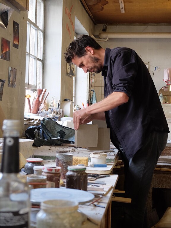 Der Keramik-Künstler Arwed Angerer in seinem Atelier in der Werkstattgruppe Ceramix in den ehemaligen Gebäuden der Manufaktur Merkelbach (2020)