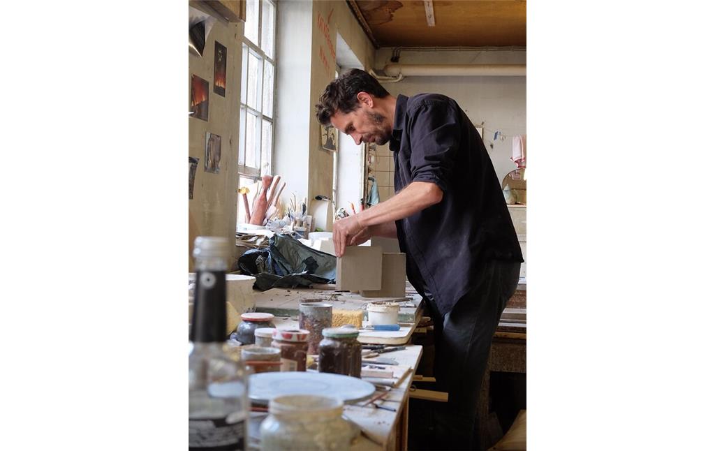 Der Keramik-Künstler Arwed Angerer in seinem Atelier in der Werkstattgruppe Ceramix in den ehemaligen Gebäuden der Manufaktur Merkelbach (2020)