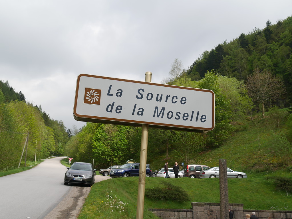 Verkehrsschild, das an der Route de Sources bei Bussang auf die Moselquelle ("La Source de la Moselle") hinweist (2016)