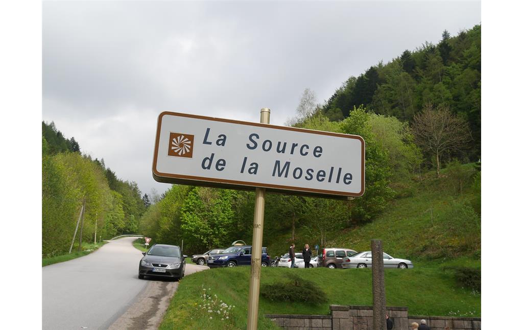Verkehrsschild, das an der Route de Sources bei Bussang auf die Moselquelle ("La Source de la Moselle") hinweist (2016)