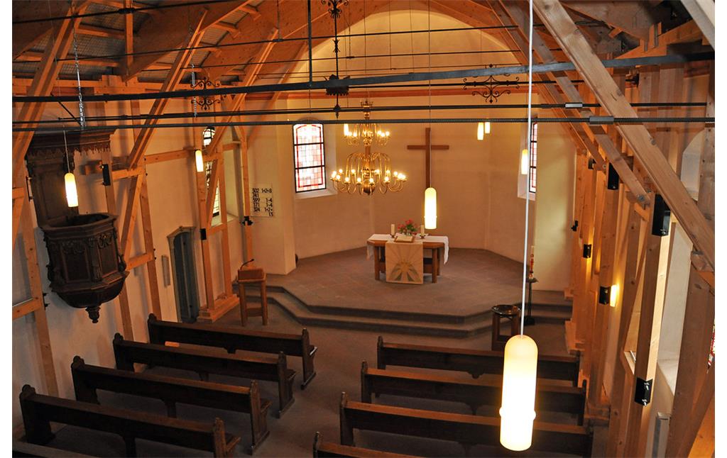 Innenraum der Versöhnungskirche in Buschhoven mit Holzgerüst zwecks Restaurierung (2016)