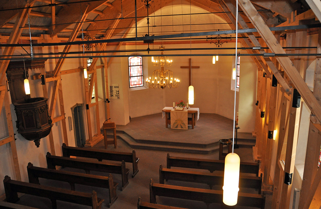 Innenraum der Versöhnungskirche in Buschhoven mit Holzgerüst zwecks Restaurierung (2016)
