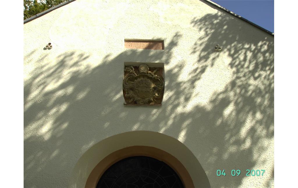 Das Wappen der Familie Heyer über den Eingang der Heyerkapelle (Heyer-Kapelle) auf dem Heyerberg bei Borler (2007).