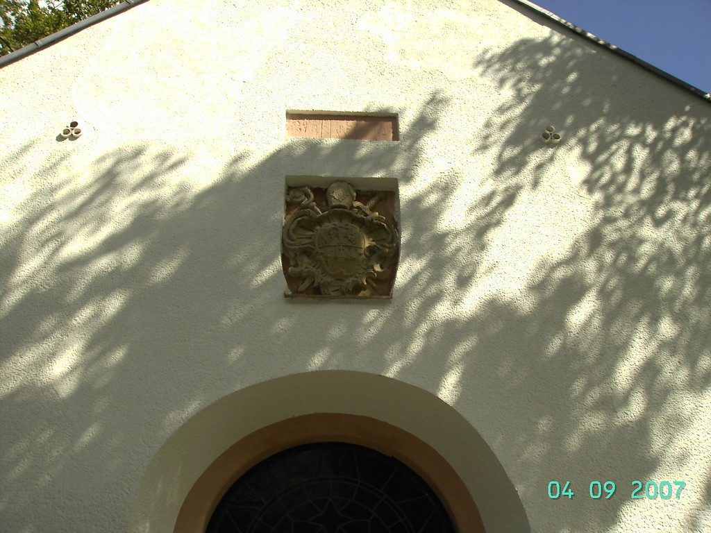 Das Wappen der Familie Heyer über den Eingang der Heyerkapelle (Heyer-Kapelle) auf dem Heyerberg bei Borler (2007).